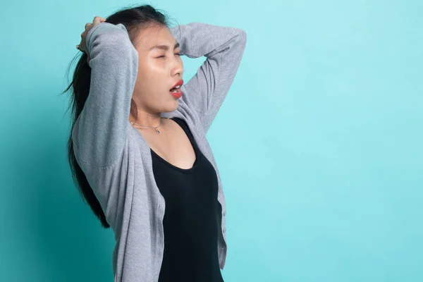 Stressade unga asiatiska affärskvinna skriker ut. — Stockfoto