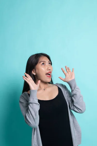 Emocionado joven mujer asiática mirar hacia arriba . —  Fotos de Stock