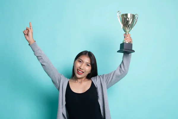 Bem sucedido número um vencedor jovem asiático mulher segurando um troféu . — Fotografia de Stock