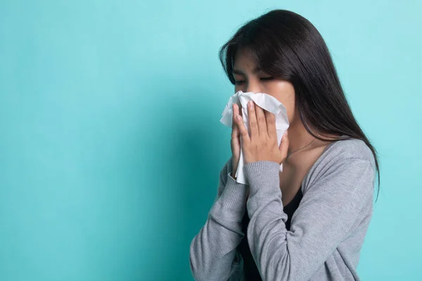 Fiatal ázsiai nő van influenza és a beteg. — Stock Fotó