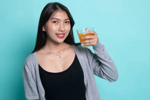 젊은 아시아 여자 음료 오렌지 주스. — 스톡 사진