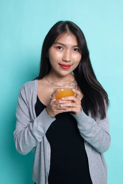 若いアジア女性ドリンク オレンジ ジュース. — ストック写真