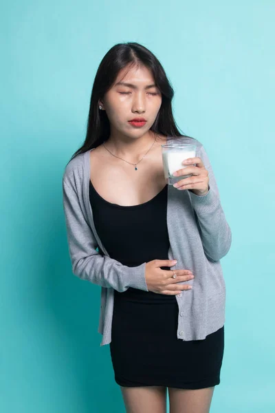 Asiatisk kvinna dricka ett glas mjölk fick ont i magen. — Stockfoto
