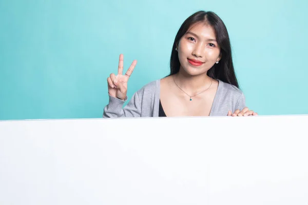 Ung asiatisk kvinna Visa seger tecken med tomma tecken. — Stockfoto