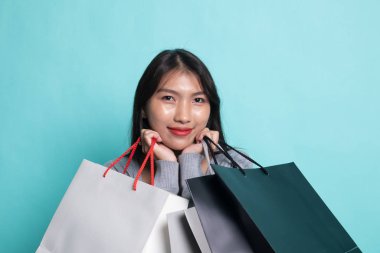 güzel genç Asyalı kadın ile alışveriş torbaları.