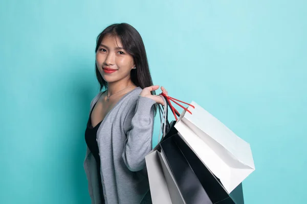 Fiatal ázsiai nő boldog a bevásárló táska. — Stock Fotó