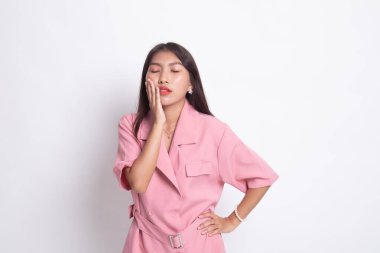 Genç Asyalı kadın diş ağrısı var.