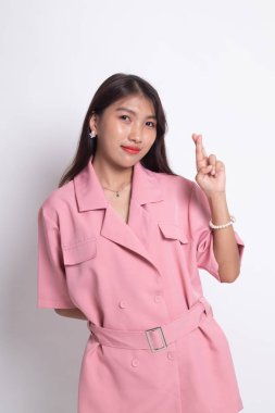 Güzel genç Asyalı kadın çapraz parmak.