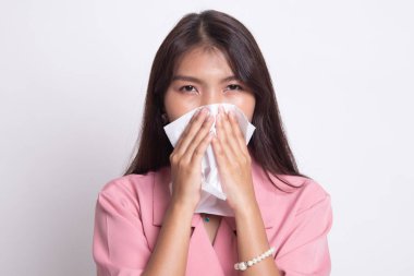 Genç Asyalı kadın hasta ve grip var.