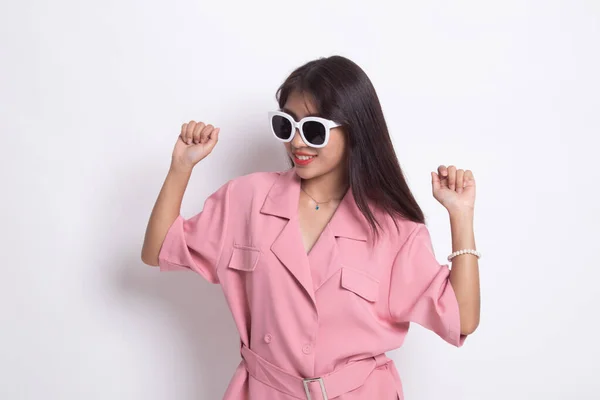 Retrato de una hermosa joven asiática en gafas de sol . — Foto de Stock