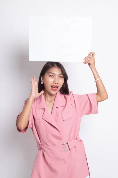 Fiatal ázsiai nő meglepetés fehér üres jel. — Stock Fotó