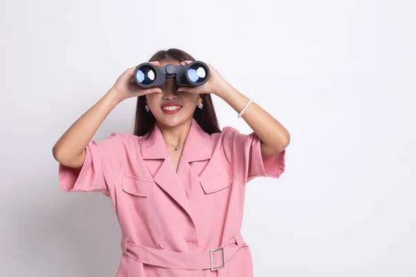Joven mujer asiática con prismáticos . —  Fotos de Stock