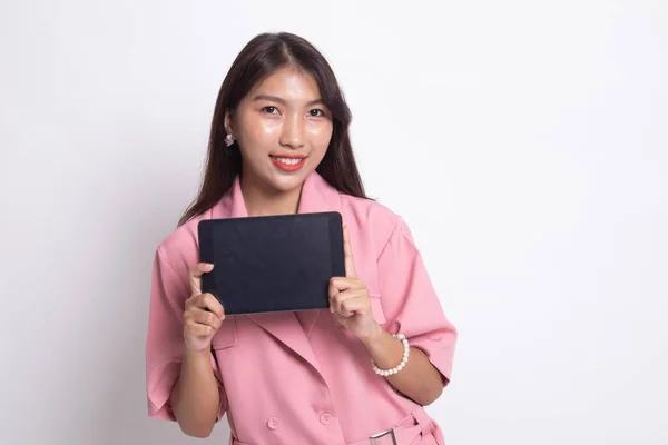 Joven mujer asiática con una tableta de ordenador . —  Fotos de Stock