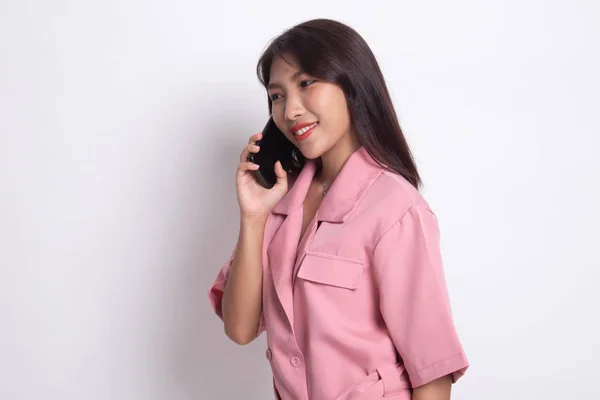 Ung asiatisk kvinna talar med mobiltelefon. — Stockfoto