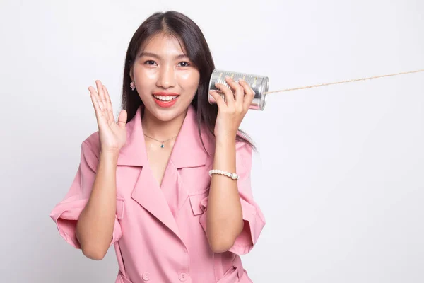 Feliz joven asiática mujer escuchar con lata puede teléfono . —  Fotos de Stock