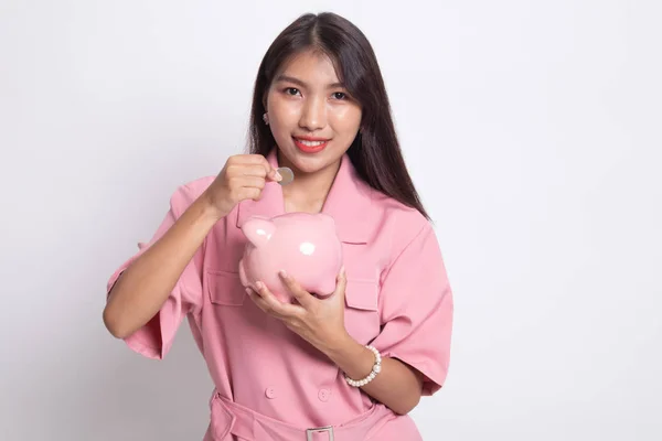 동전과 돼지 동전 은행 아시아 여자. — 스톡 사진