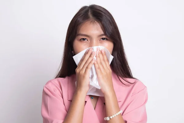 Joven mujer asiática enfermó y gripe . — Foto de Stock