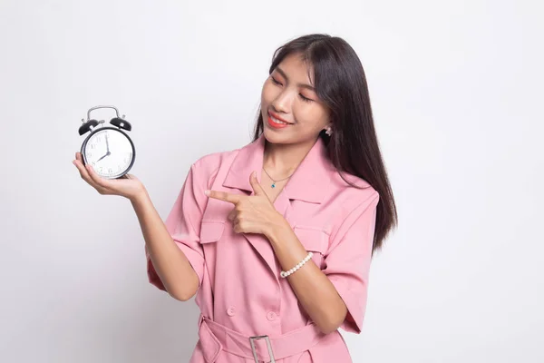 Ung asiatisk kvinna punkt till en klocka. — Stockfoto