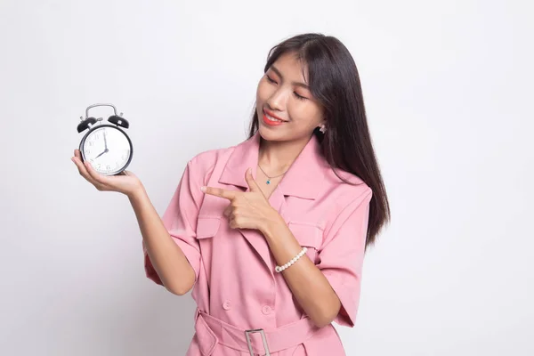 Joven asiática mujer punto a un reloj . —  Fotos de Stock