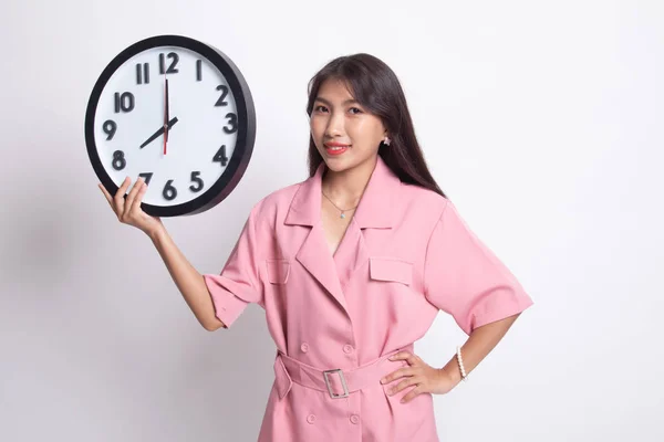시계를 가진 젊은 아시아 여인. — 스톡 사진