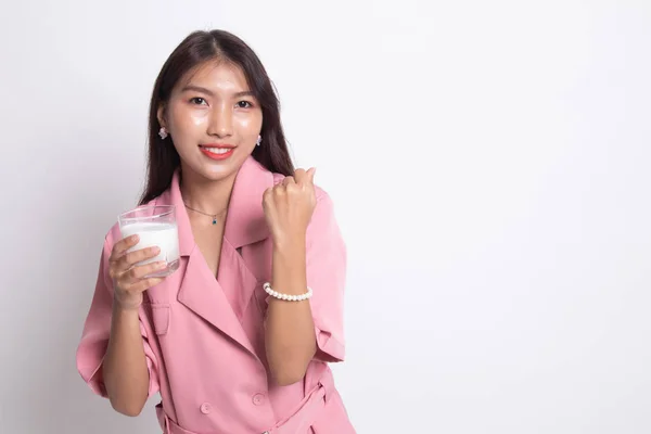 우유 한 잔을 마시는 건강 한 아시아 여자. — 스톡 사진