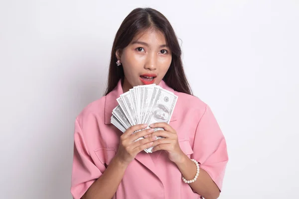 Портрет молодой азиатки, показывающей банкноты с деньгами — стоковое фото