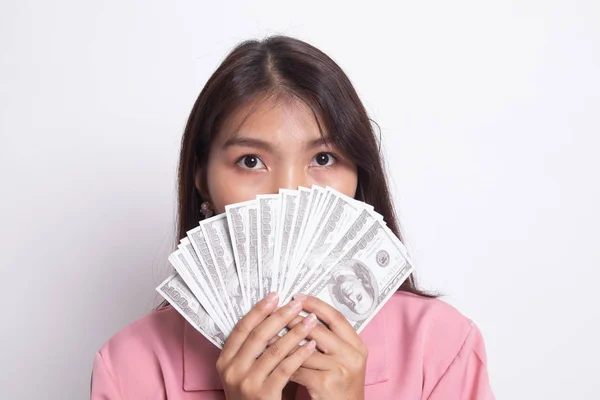 Portret młodej Azjatki pokazującej kupę banknotów — Zdjęcie stockowe