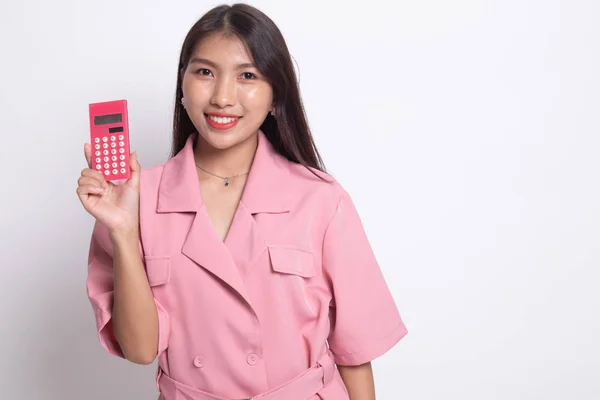 Mujer asiática sonrisa con calculadora . —  Fotos de Stock