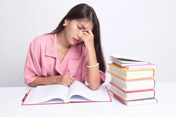 Erschöpfte Asiatin bekam Kopfschmerzen, als sie ein Buch mit Büchern las — Stockfoto