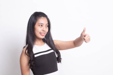 Asyalı kadın başparmak yukarıya ve gülümseme.