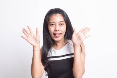 Genç Asyalı kadın dilini yapışkanlık dışarı.