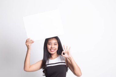 Genç Asyalı kadın göster Tamam beyaz boş işaretiyle.