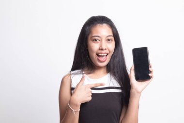 Cep telefonu noktasına heyecanlı genç Asyalı kadın.