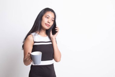 Genç Asyalı kadın ile cep telefonu ve kahve fincanı.