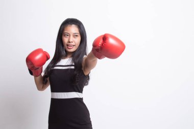 Genç Asyalı kadın kırmızı boks eldivenli.