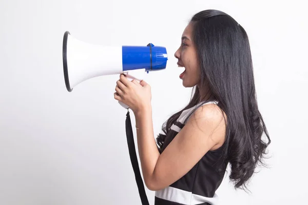 Mooie jonge Aziatische vrouw kondigen met megafoon. — Stockfoto