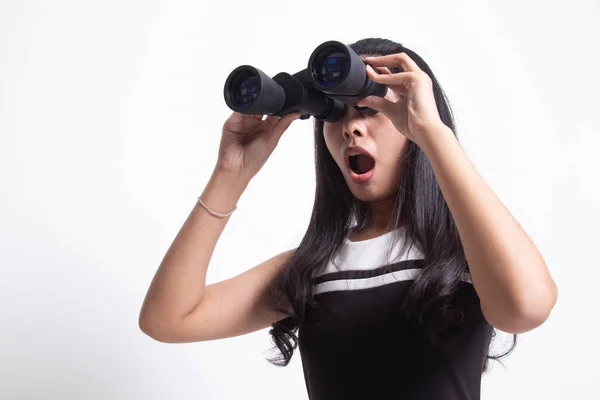 Junge Asiatin mit Fernglas. — Stockfoto