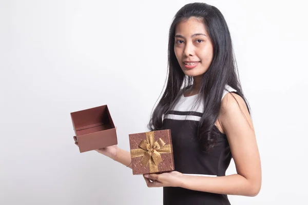 若いアジア女性が黄金のギフト ボックスを開く. — ストック写真