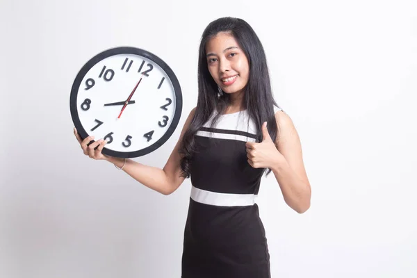 젊은 아시아 여성 시계와 엄지손가락. — 스톡 사진