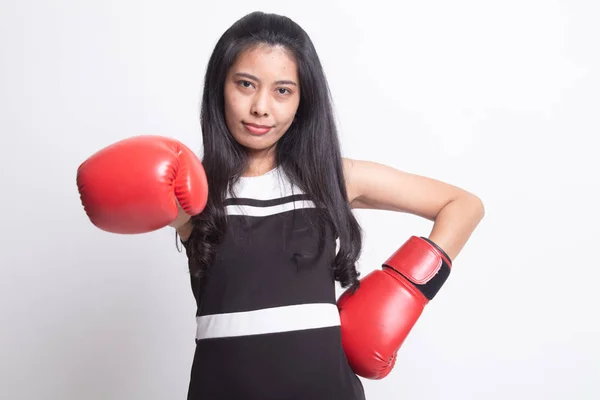 Ung asiatisk kvinna med röd boxning handskar. — Stockfoto