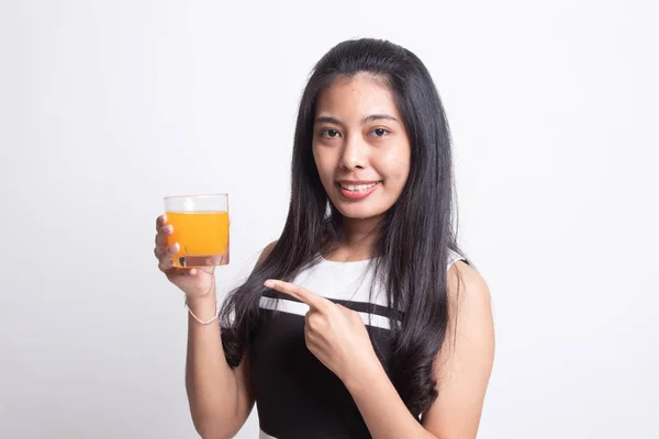 Ung asiatisk kvinna punkt till apelsinjuice. — Stockfoto