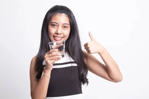 Young Asian woman thumbs up with a glass of drinking water. — Stock Photo, Image