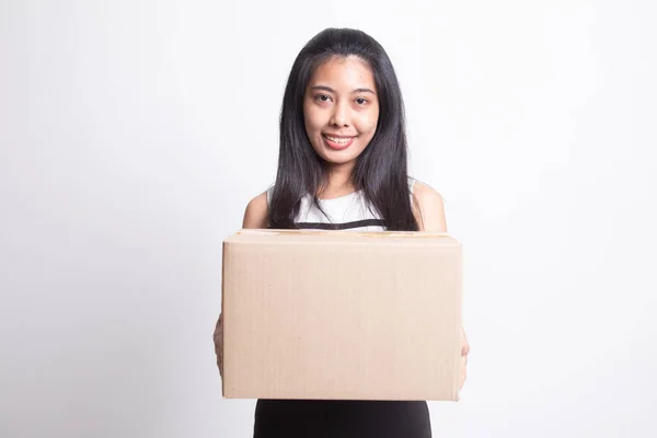 Entrega, reubicación y desembalaje. joven asiático mujer holding c —  Fotos de Stock