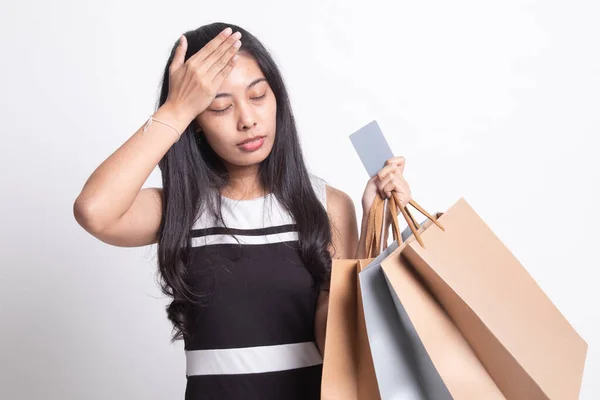 Boldogtalan fiatal ázsiai nő bevásárló táskák és hitelkártya. — Stock Fotó