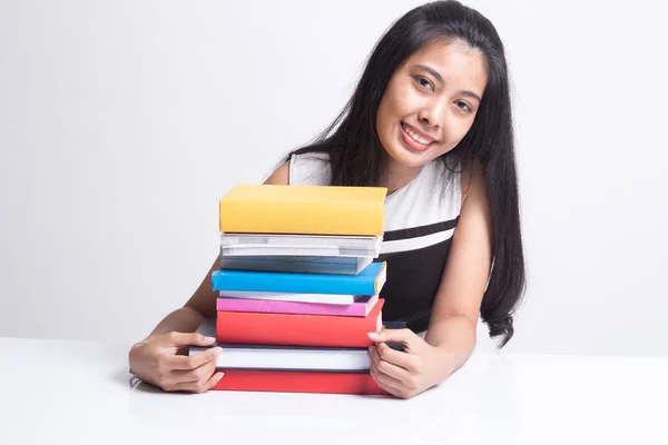 Jovem mulher asiática feliz ler um livro com livros na mesa . — Fotografia de Stock