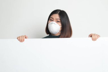 Genç Asyalı kadın N95 maskesi takarak Pm2.5 toz bulutunu önlüyor.