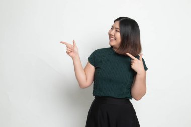 Genç Asyalı kadın gülümseme ve nokta