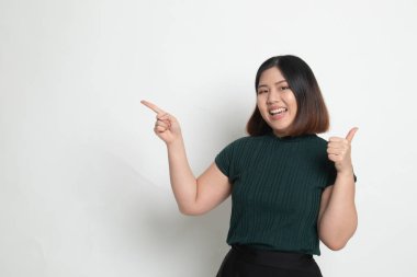 Genç Asyalı kadın noktası ve başparmak yukarıya