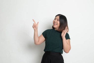 Boşluk noktasına heyecanlı Asyalı kadın