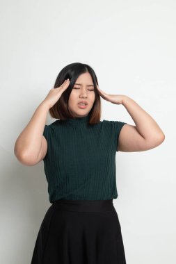 Genç Asyalı kadın hasta ve baş ağrısı var